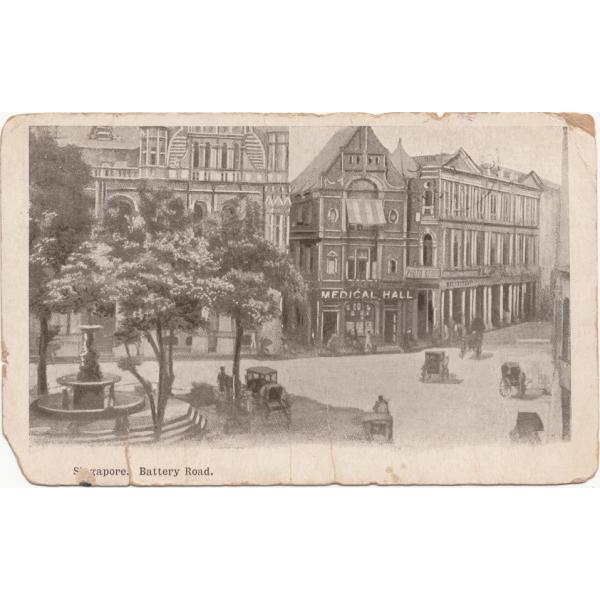 Le devant d’une carte postale. On peut y voir le croquis d'une rue et de trois bâtiments dont un « centre médical ». Il y a une fontaine entourée de trois arbres et quelques charrettes et une voiture dans la rue. Le message dit : « Singapour. Battery Road. » 