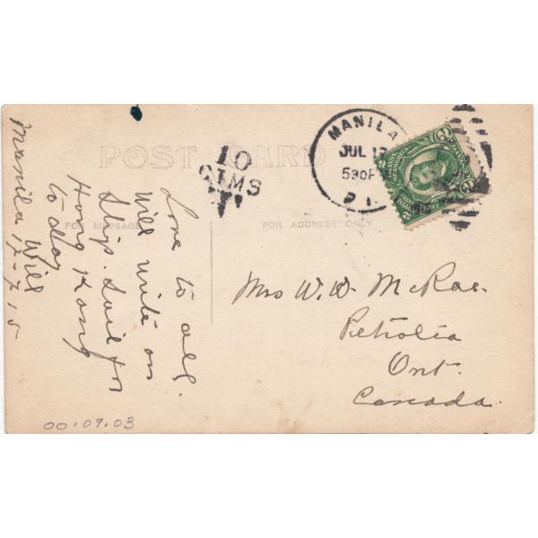 Arrière d’une carte postale écrite par William McRae à sa femme. Un timbre vert et le cachet de la poste de Manille se trouvent dans le coin supérieur droit. 