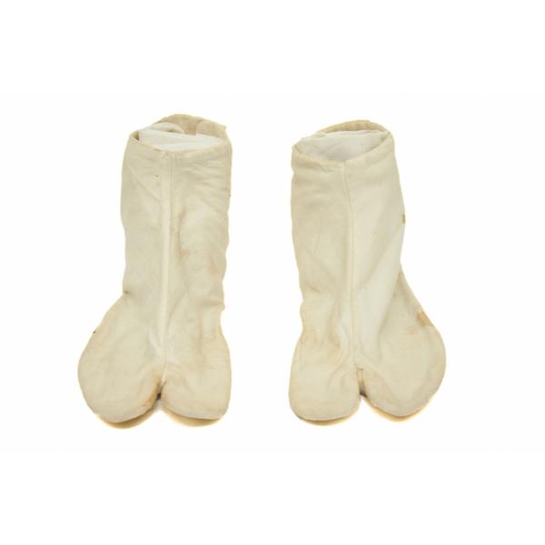 A pair of white cotton socks. The toe compartment is split into two sections.