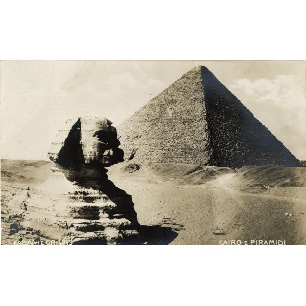 Une image du Sphinx devant une grande pyramide dans le désert. Inscrit au bas : « Fasanie Grivas » et « Cairo e Piramidi ». 