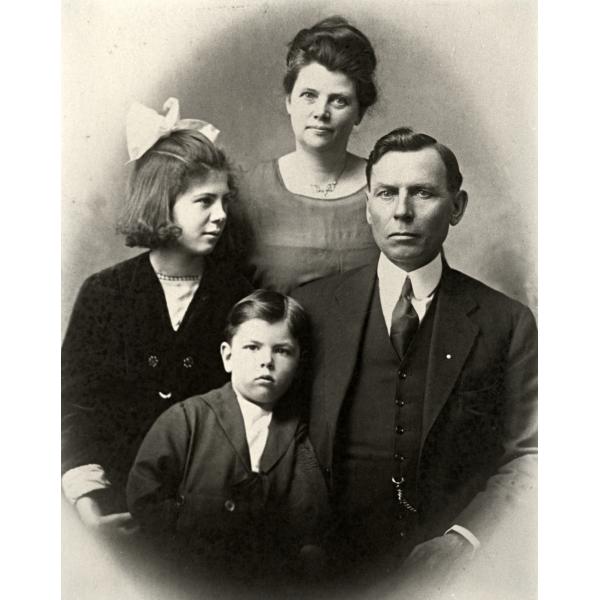 Portrait de famille de Charles E. Wallen, sa femme, sa fille et son fils. 