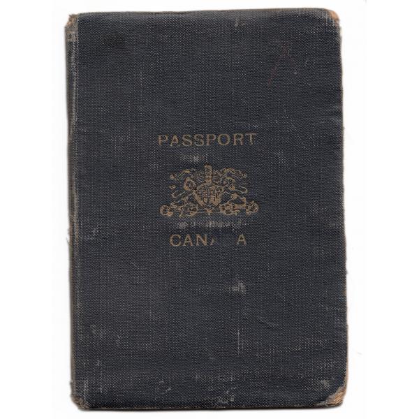 Couverture du passeport appartenant à Ernest Kells. Le passeport est noir et il présente un insigne or sur le devant, ainsi que les mots « PASSEPORT » et « CANADA ».  