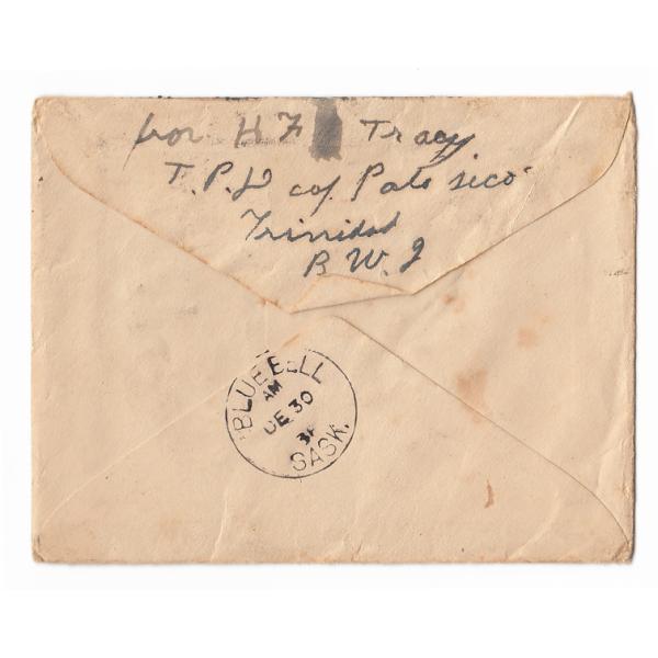 L’arrière d’une enveloppe ayant contenu une carte de Noël. L’adresse de retour de Humphrey Tracy y est inscrite, ainsi que le cachet postal de la Saskatchewan. 