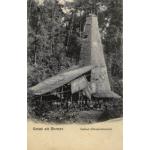 A group of people standing in front of a tall, thatched oil derrick. There is a mass of trees behind them. At the bottom it says: "Groet uit Borneo" and "Oostkust (Petroleumbronnen)". 