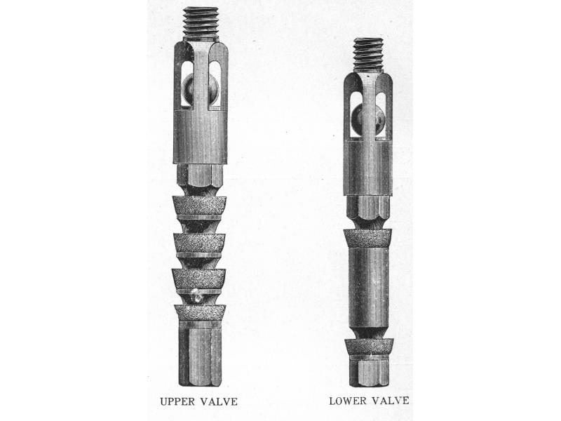 Une soupape supérieure et une soupape inférieure. L’extrémité supérieure de celles-ci est filetée et repose sur une chambre munie d’une bille à l’intérieur. Des sections reliées de trouve en dessous.