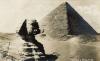 Une image du Sphinx devant une grande pyramide dans le désert. Inscrit au bas : « Fasanie Grivas » et « Cairo e Piramidi ». 