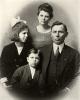 Portrait de famille de Charles E. Wallen, sa femme, sa fille et son fils. 